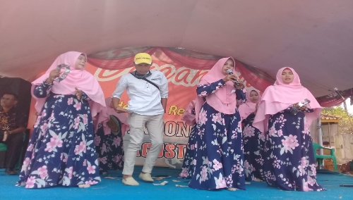 Toton Sultoni Kepala Desa Salapraya ( tengah pake topi) saat mendampingi warganya lomba Qosidah