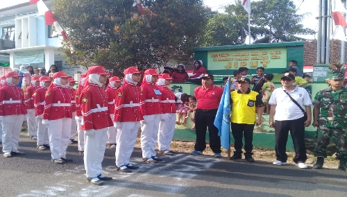 Ket poto: dari kiri H.Adang.S ketua Panitia PHBN , Drs.Ahmad Saepudin Camat Jiput, M.Yunus Korwil Disdik Kec.Jiput dan Koramil Kecamatan Jiput bertempat Depan Puskesmas Jiput 13/08