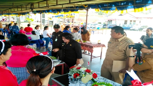 Ket foto : Wakil Bupati Karo Cory Seriwaty Br Sebayang saat mencicip menu kuliner masak khas tradisional Karo dalam perlombaan memasak di Kabanjahe, didampingi Camat Kabanjahe dan Humasprotokol Pemkab Karo, Selasa (13/08) 2019