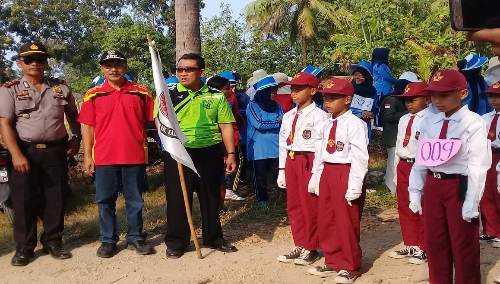 Ket poto: dari kiri Poksek Carita , camat Carita Suntama S.Pd, pengawas TK/ Sd Disdik Kecamatan Carira saat melepas peserta Lomba Baris