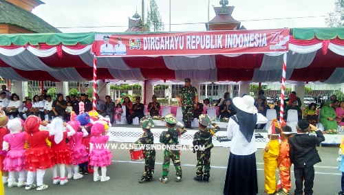 Ket foto : Para peserta Drumband tingkat PAUD Unjuk kebolehan di hadapan Bupati dan Wakil Bupati serta seluruh Forkopimda di tribun kehormatan Jalan Veteran Kabanjahe, Rabu (14/08) 2019