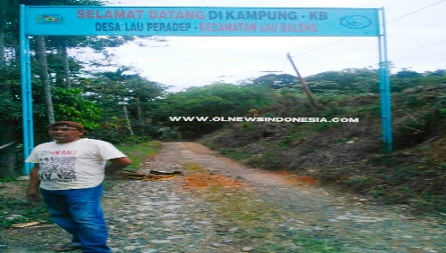 Ket foto : Kepala Desa Lau Paradep Kecamatan Lau Baleng Kabupaten Karo di konfirmasi saat berada di Lokasi Jalan Desa yang merupakan Kampung KB, Rabu (14/08) 2019