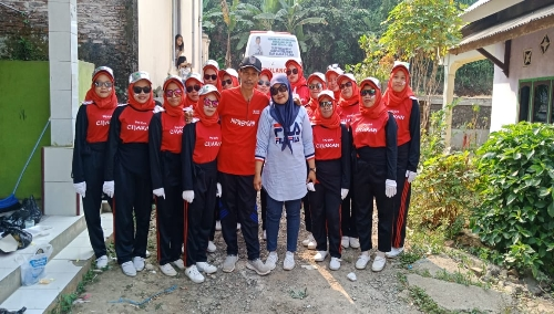 Ket poto : Nanda.S ( tengah pake topi ) kepala Desa Cijakan Kecamiatan Bojong saat usai mengikuti Lomba Gerak jalan