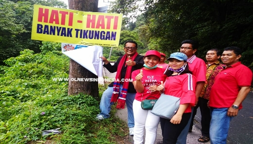 Ket Foto : Relawan Peduli Kebersihan Tanah Karo beserta Penggiat dipimpin Pdt. Masada Sinukaban berfoto bersama di Tahura Dolat rayat, Kamis (15/08) 2019