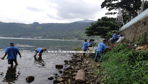 Foto : Dalam rangka menyambut HUT Kemerdekaan RI ke 74 Tahun, Warga Binaan Pemasyarakatan (WBP) Cabang Rutan Pangururan (Cabrutan), kembali menggelar kegiatan bhakti sosial 'Padamu Negeri', Kamis (15/8) di tepian Danau Toba, kecamatan Pangururan, Samosir Sumatera Utara.