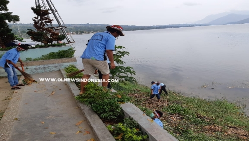 Foto : Selain pantai, tempat tempat rumah ibadah, seperti Gereja dan Mesjid yang berada di jalan danau toba yang berdekatan dengan bibir pantai, keluarga besar WBP Cabrutan Pangururan juga melakukan pembersihan sampah sampah, Kamis (15/8)