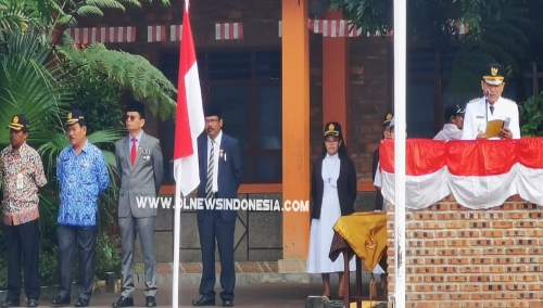 Ket foto : Bupati Karo Irup Upacara memperingati hari kemerdekaan yang ke 74 di sekolah Santa Maria Gg. Garuda Kabanjahe, sekaligus membacakan kata sambutan Gubsu Edy Rahmayadi.