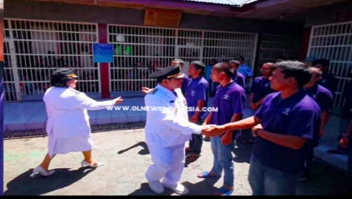 Ket foto : tampak Bupati Karo Terkelin Brahmana dan Wakil Bupati Karo Cory Seriwaty Br Sebayang saat menyalami para Napi di Rutan kelas II B Kabanjahe, Sabtu (17/08) 2019