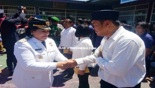 Ket foto : Wakil Bupati Karo Cory Seriwaty Br Sebayang menyalami salah satu Napi yang mendapat kan Remisi di Rutan dan kelas II B Kabanjahe , Sabtu (17/08) 2019