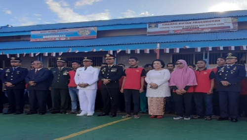 Foto : Wakil Bupati Samosir, Ir.Juang Sinaga, Kapolres Samosir, AKBP.Agus Darojat S.I.K, M.H, Ketua DPRD Samosir, Rismawaty Simarmata, Pabung KODIM 02/10 Taput, Kalapas Cabang Rutan Pangururan, Fauzi Harahap, disela pemberian remisi di hari ulang tahun ke 74 RI, di Lapas Cabrutan Pangururan, Sabtu (17/8)