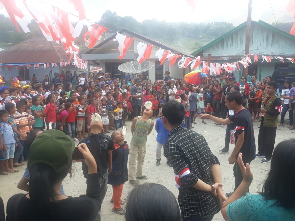 Foto : Adapun perlombaan digelar seperti, berjalan diatas danau toba dengan sebutan panjat pinang perseorangan dengan posisi pinang miring kearah danau toba, lomba makan kerupuk (peserta anak sekolah tingkat SD), lomba memasukkan benang kedalam lubang jarum (peserta kaum ibu), dan lomba tarik tambang (peserta pemuda dan kaum bapak).