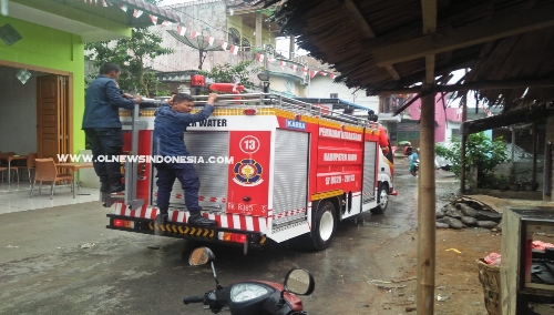 Ket foto  : Damkar milik Pemkab Karo saat mencari titik lokasi Api,ke dusun Teknol Sempajaya Berastagi, Rabu (21/08) 2019