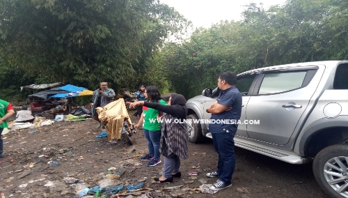 Ket foto  : Tim dari PT NSES turun  msngecek kelokasi TPA Desa Nangbelawan Kec Kabanjahe Kabupaten pada Jumat (23/08) 2019