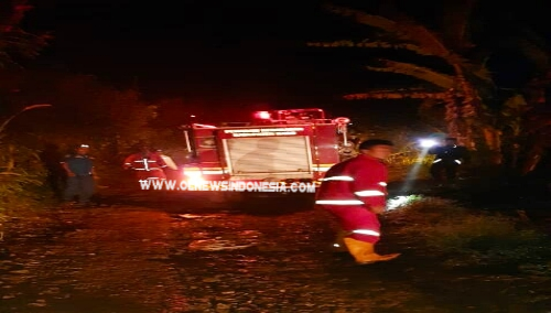 Ket foto : Rumah Adat Siwaluh Jabu yang terbakar saat Damkar milik Pemkab Karo melakukan pemadaman dini hari tadi, Sabtu (24/08) 2019 di Desa Suka Maju Kecamatan Tigapanah Kabupaten Karo