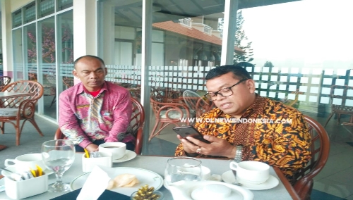 Ket foto  : Dari kiri ( Syahriadi EAM), GM Sinabung Hills Ferensus Pasaribu saat di konfirmasi crew Olnewsindonesia di Lobbi Hotel Sinabung Hills Berastagi ,Jumat (23708) 2019