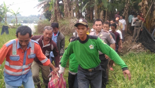 Ket foto. Saat evakuasi korban yang tewas tercebur di Danau sawit