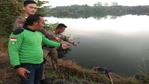 Ket foto ke 2, korban sebelum di evakuasi yang masih berada di Tempat Kejadian Perkara