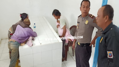 Ket foto : Kedua orang tua korban sedang meratap anaknya diruang jenazah RSUD Kabanjahe didampingi Kapolsdek Simpang Empat, Iptu Dedy Ginting Senin (26/08) 2019