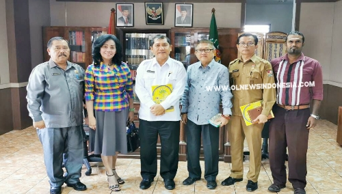 Ket foto : Bupati Karo didampingi Sekda dan Kadis Pendidikan menerima kedatangan group ILMCI dalam rangka membangun pendidikan di Kab Karo, Selasa (27/08) 2019 . (ist - Dok)