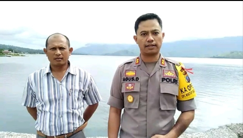 Foto : Kapolres Samosir, AKBP Agus Darojat S.I.K, M.H bersama Kasat Narkoba Polres Samosir, IPTU Natar Sibarani, SH (kemeja garis garis)