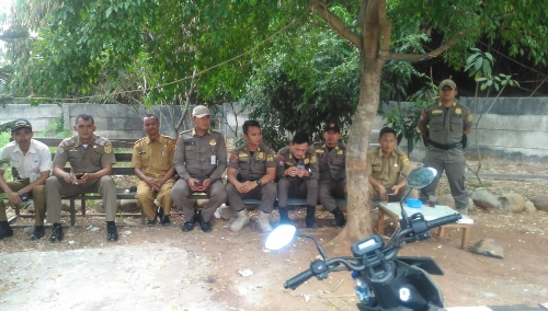Ket foto. Para PJS serta Polisi Pamong Praja Kecamatan Cileungsi sedang menunggu digelarnya Apel Sore.