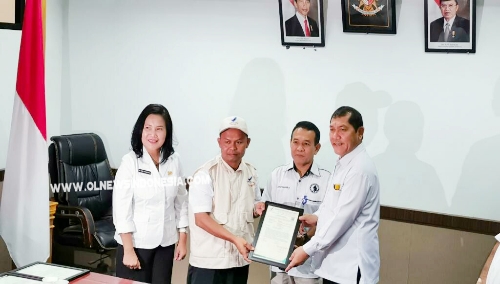 Ket foto : Bupati Karo Terkelin Brahmana SH saat memberikan sertifikat secara simbolis ke pada salah satu pelaku dagang Kopi Karo (Kopi RM) di kantor Bupati Karo, Kabanjahe, Rabu (28/08) 2019