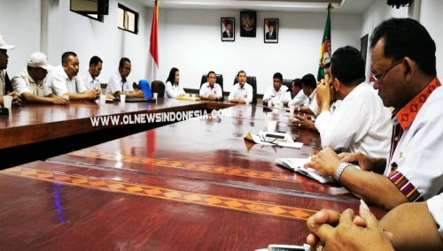 Ket foto : Bupati Karo Terkelin Brahmana gelar rapat terkait penyerahan sertifikat dagang Kopi di kantor Bupati Karo Kabanjahe dihadiri oleh, beberapa Kadis terkait dan pelaku usaha dagang Kopi, Rabu (28/08) 2019