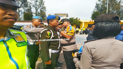 Ket foto : Kapolres Tanah Karo saat menyematkan pita tanda dimulai Gelar Ops Patuh Toba 2019 di halaman Polres Tanah Karo, Kamis (29/08) 2019.