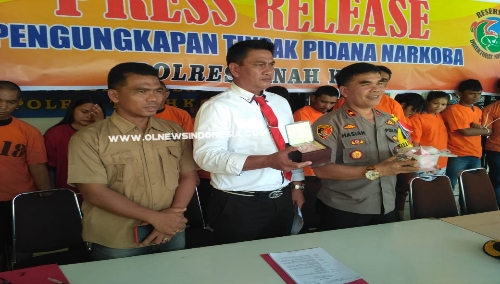 Ket foto : Wakapolres Tanah Karo Kompol Hasian Panggabean di dampingi Kasat Narkoba AKP Sastrawan Tarigan SH dan KBO nya saat menunjukkan Barang Bukti Sabu sabu di Press Release, Kamis (29/08) 2019 di halaman Mapolres Karo Kabanjahe.