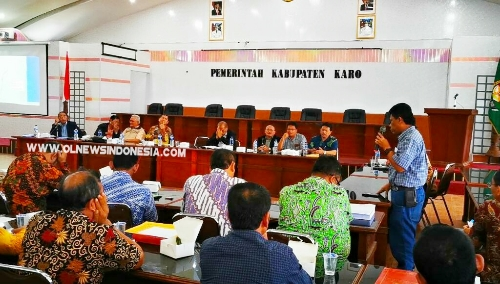 Ket foto : Pertemuan Dewan Pakar dan sejumlah Profesor dari Ikatan Cendikiawan Karo Sumatera Utara dengan Pemkab Karo, diwarnai dialog dengan sejumlah kalangan termasuk insan pers, Kamis (29/08) 2019, (Ist_dok)