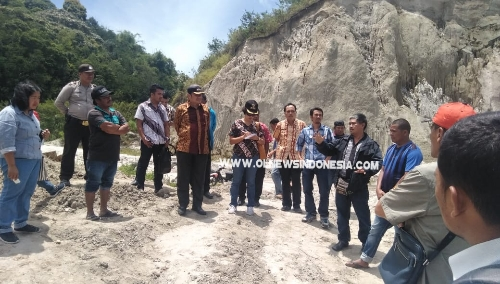 Ket foto : LHK bersama tim Monev melakukan pengecekan penambangan galian C milik pengusaha yang dituding warga menyalahi aturan, di Desa Bunuraya Kecamatan Tigapanah Kabupaten Karo, Jumat (30/08) 2019.