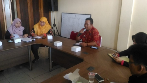Ket foto. Yudhi selaku Plt Camat Cileungsi, saat memimpi rapat Pilkades Kecamatan Cileungsi di aula Kecamatan Cileungsi.