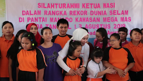 Ibu Tri Bergabung Dan Bernyanyi Bersama Anak-Anak Panti Asuhan