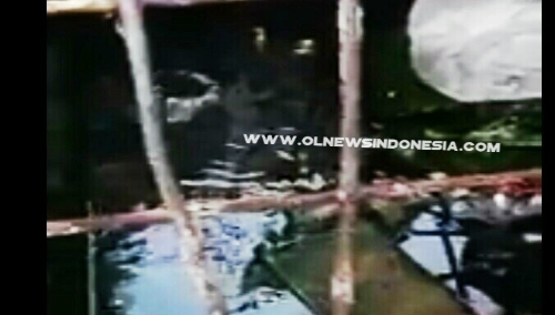 Ket foto : Terlihat Air banjir memenuhi parit di salah satu Parit yang di akibatkan Pipa bocor di Gg Kalihara Kabanjahe.