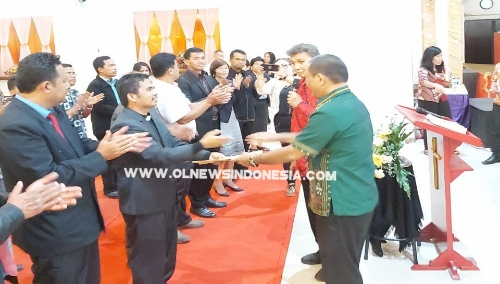 Ket foto : prosesi pelantikan pengurus PD - PGLII Kabupaten Karo di gereja Bethany Kabanjahe Tanah Karo.