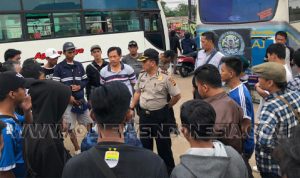 Kompol M Asep Fajar Sedang Melakukan Pengarahan Dan Pesan Kepada Suporter Persib Bandung Korwil Bogor Timur