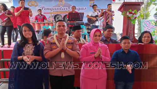 Muspida Kabupaten Samosir secara bersama mangulosi Kapolres Samosir, AKBP Muhammad Saleh, beserta keluarga di Mako Polres Samosir
