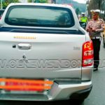 Ket foto : Tampak Kapos Lantas Berastagi Ipda P. Hutahean memberhentikan mobil Dinas Milik Pemkab Karo guna pemeriksaan kelengkapan kenderaannya, Rabu (04/09) 2018