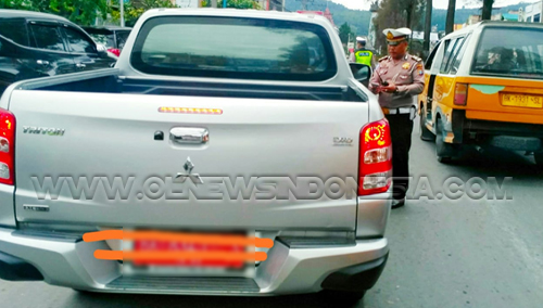 Ket foto : Tampak Kapos Lantas Berastagi Ipda P. Hutahean memberhentikan mobil Dinas Milik Pemkab Karo guna pemeriksaan kelengkapan kenderaannya, Rabu (04/09) 2018