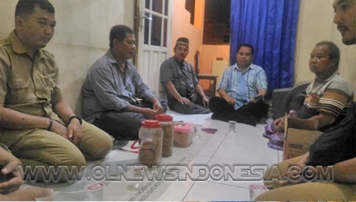 epala Desa Gandoang Yaitu Sayidina Aop di dampingi Aparatur Desa Gandoang, BPD Desa Gandoang serta IPSM Desa Gamdoang menyambangi kediaman Matkosim
