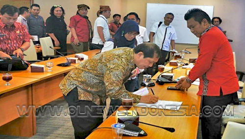 Bupati Karo Terkelin Brahmana tandatangani hasil kesepakatan rapat bersama terkait revitilisasi jalan alternatif Medan Berastagi dihadapan pimpinan tapat komisi D DPRD Provsu Sutrisno Pangaribuan di Medan, Kamis (05/09) 2019