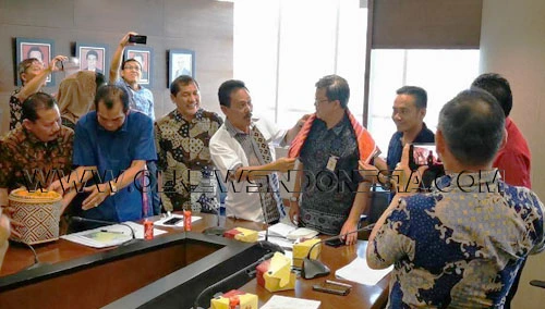 Wakil Ketua DPRD Provsu Ruben Tarigan SE didampingi Bupati Karo dan Komisi D DPRD Provsu serta Formanas menyematkan Beka Buluh kepada Rachman Arief Dienaputra Kementerian PUPR, sebagai bentuk aspirasi suara Rakyat telah berhasil studi kelayakan akan disegerakan , di ruang Kementrian PUPR Jakarta
