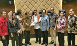 Rombongan komisi D DPRD Provsu bersama Bupati Karo dan perwakilan Bupati Deliserdang, Pemda Tapteng, Bupati Pakpak Bharat dan Formanas saat di ruang Komisi V DPR RI Jakarta terkait menindak lanjuti pembangunan Jalan Medan Berastagi