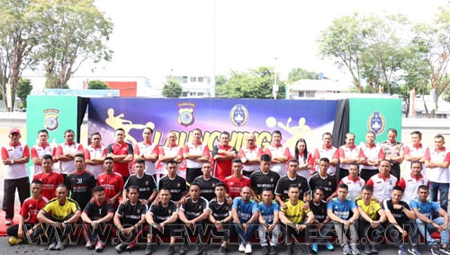 Sesi Foto  Wakapolda Bersama Tim Sepak Bola Bhayangkara FC Polda Sulut