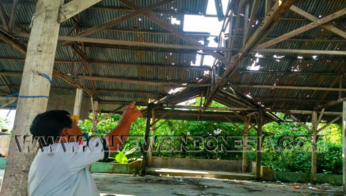 Kepala Desa Tiga Pancur saat menunjukkan atap Seng Jambur (pendopo) Desa hancur dan tidak layak untuk di gunakan, Minggu (29/09) 2019 (Dok)