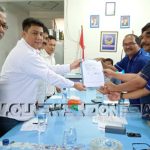 Vandiko Gultom memberikan berkas dirinya kepada Ketua DPC Partai Nasdem Kabupaten Samosir, untuk balon Bupati Samosir periode 2020 - 2025, Sabtu (28/9/2019)