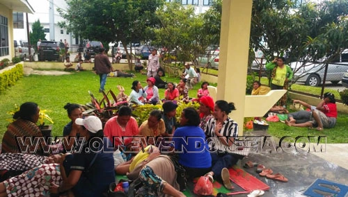 Warga Desa Barung Kersap Kecamatan Munte Kabupaten Karo tetap menunggu di depan kantor BPN Kab Karo di Kabanjahe, (27/09) 2019