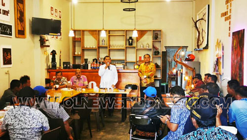 Bupati Karo Terkelin Brahmana, SH didampingi para OPD memberikan arahan saat Rakorpem berlangsung di Cafe Kampung Kita Merek Kecamatan Merek, Kabupaten Karo, Jumat (27/09) 2019