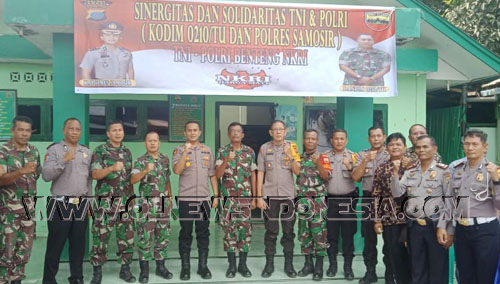 Mewujudkan stabilitas keamanan serta meningkatkan sinergitas TNI - Polri, Kapolres Samosir yang baru, AKBP Muhammad Saleh bersama jajarannya menggelar acara coffe morning bersama jajaran TNI, Jum'at (27/9) di Halaman Kantor Koramil 03/ Pangururan, Samosir , Sumatera Utara.