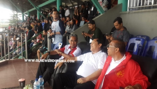 Ket foto : Bupati Karo Terkelin Brahmana SH saat mengikuti pertandingan dari Tribun, Minggu (01/09) 2018